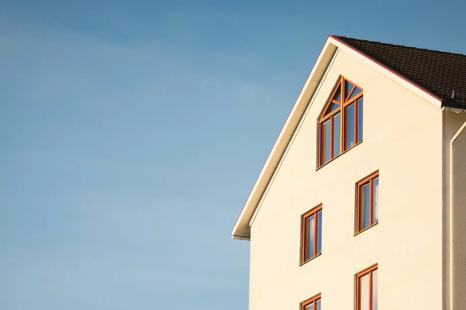 Haut et toit d'une maison avec fenêtres marron